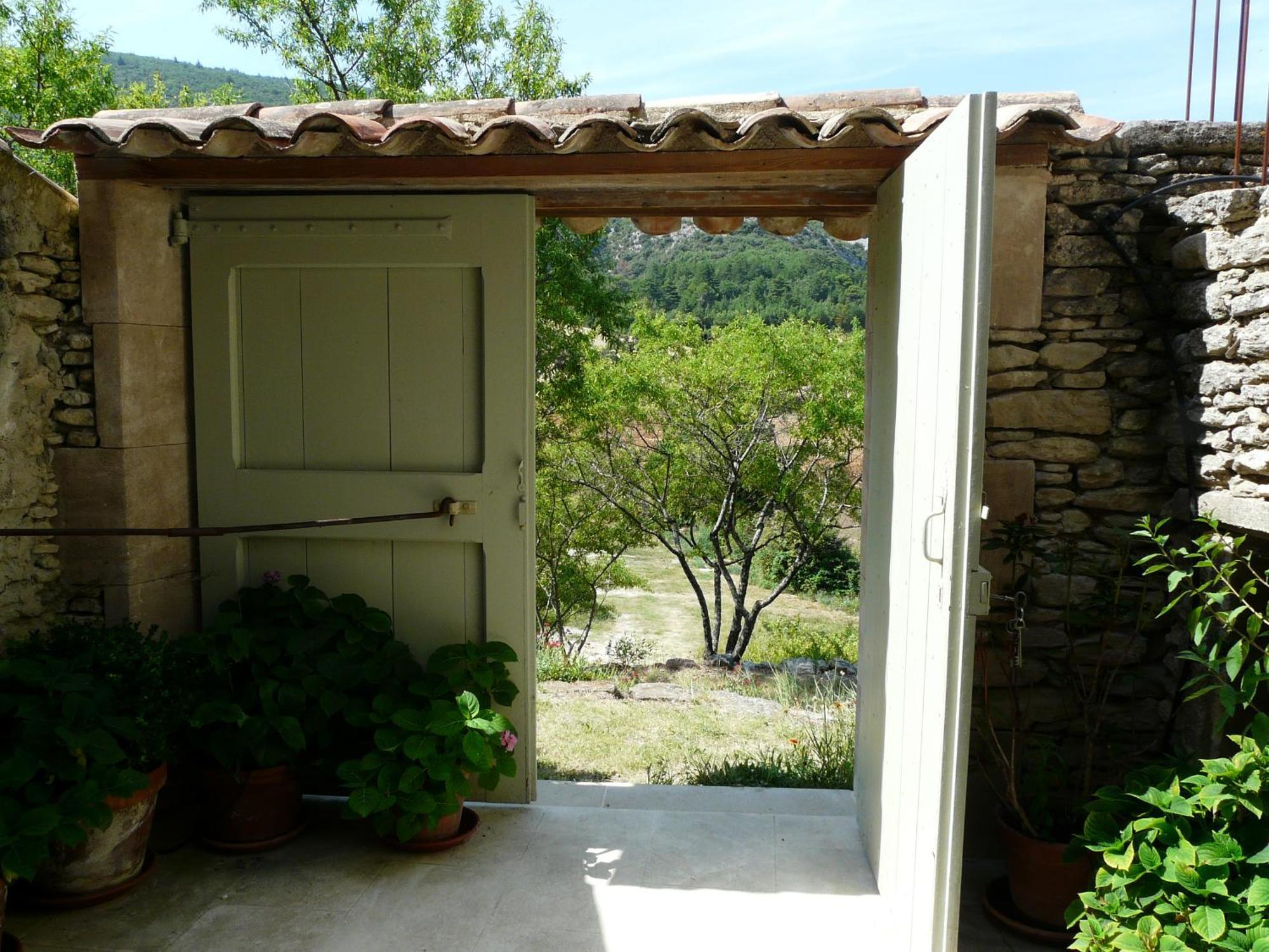 Joli Mas Provençal du 19ème siècle avec grande piscine privée, situé au calme, en campagne de Lacoste, au cœur du Luberon, 6 personnes, LS2-239 Amanto Lacoste  Esterno foto